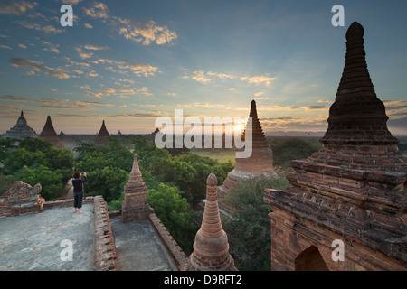 Wendy di scattare una foto dei templi di Bagan presso sunrise, Myanmar (Birmania) Foto Stock