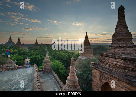 Due bambini che giocano a templi di Bagan, Myanmar (Birmania) Foto Stock