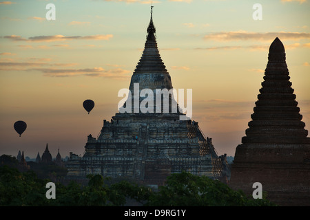 Due baloons oltre i templi di Bagan, Myanmar (Birmania) Foto Stock