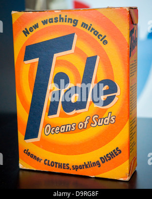 Un display di una scatola vintage di Procter & Gamble il detergente Tide in New York il mercoledì 19 giugno, 2013. (© Richard B. Levine) Foto Stock