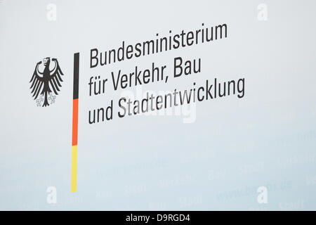 Berlino, Germania. Il 25 giugno, 2013. Il dottor Peter Raumsauer, ministro federale tedesco dei trasporti, della costruzione e dello sviluppo urbano , Segretario di Stato parlamentare Ferlemann Enak e il dottor Heiner Heseler, il consiglio della città di Brema, tenere discorsi sull'evento su "La futura politica marittima di Germania 2014" dove discutono sulla responsabilità per i mari e gli oceani. Immagine: Ministero dei trasporti, della costruzione e dello sviluppo urbano. Credito: Reynaldo Chaib Paganelli/Alamy Live News Foto Stock