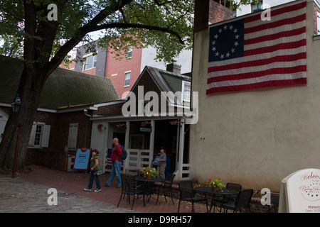 La Betsy Ross House, con noi originale bandiera appesa, Philadelphia, Pennsylvania, Stati Uniti d'America Foto Stock