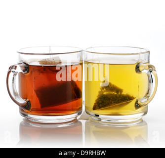 Il tè verde e il tè nero in bicchieri di vetro Foto Stock