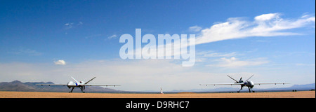Questa immagine mostra due aeromobili UAS della U.S. Customs and Border Protection, in attesa di pattuglia lungo il confine meridionale degli Stati Uniti. Questi aerei svolgono un ruolo chiave nella sicurezza delle frontiere. Foto Stock