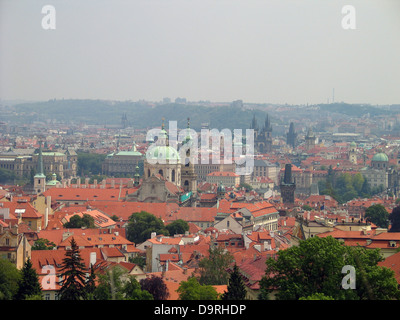 Vista aerea del Duomo e la torre di San Nicolas cattedrale, circondato dai tetti rossi, Praga, Boemia, Repubblica Ceca Foto Stock