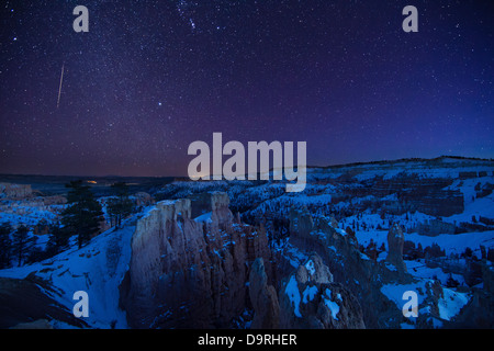 Una stella cadente nel cielo notturno oltre l'Anfiteatro, il Bryce Canyon dello Utah, Stati Uniti d'America Foto Stock