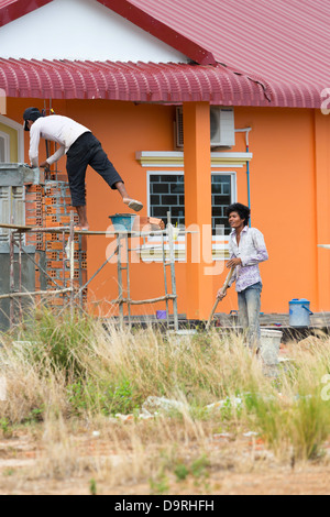 Operaio edile in Kampot, Cambogia Foto Stock