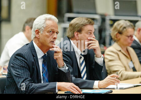 Berlino, Germania. Il 25 giugno, 2013. Il dottor Peter Raumsauer, ministro federale tedesco dei trasporti, della costruzione e dello sviluppo urbano , Segretario di Stato parlamentare Ferlemann Enak e il dottor Heiner Heseler, il consiglio della città di Brema, tenere discorsi sull'evento su "La futura politica marittima di Germania 2014" dove discutono sulla responsabilità per i mari e gli oceani. Immagine: Insieme: Il Dott. Peter Raumsauer, ministro federale tedesco dei trasporti, della costruzione e dello sviluppo urbano e il Segretario di Stato parlamentare Ferlemann Enak a Berlino. Credito: Reynaldo Chaib Paganelli/Alamy Live News Foto Stock