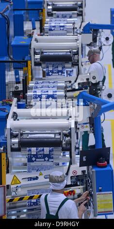 I dipendenti di Greatview Imballaggio asettico lavoro nella zona di lavorazione della fabbrica in Kabelsketal, Germania, 25 giugno 2013. I cinesi il confezionamento in asettico azienda ha investito 50 milioni di euro in una zona industriale a Halle e impiega 120 persone. Secondo la società, è il secondo più grande produttore di materiale di confezionamento sterile. Foto: HENDRIK SCHMIDT Foto Stock