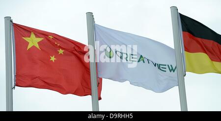 Le bandiere della Cina, Greatview e Germania volare al di fuori del tedesco Greatview imballaggio asettico in fabbrica a Kabelsketal, Germania, 25 giugno 2013. I cinesi il confezionamento in asettico azienda ha investito 50 milioni di euro in una zona industriale a Halle e impiega 120 persone. Secondo la società, è il secondo più grande produttore di materiale di confezionamento sterile. Foto: HENDRIK SCHMIDT Foto Stock