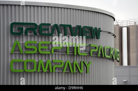 Il tedesco Greatview imballaggio asettico in fabbrica a Kabelsketal, Germania, 25 giugno 2013. I cinesi il confezionamento in asettico azienda ha investito 50 milioni di euro in una zona industriale a Halle e impiega 120 persone. Secondo la società, è il secondo più grande produttore di materiale di confezionamento sterile. Foto: HENDRIK SCHMIDT Foto Stock