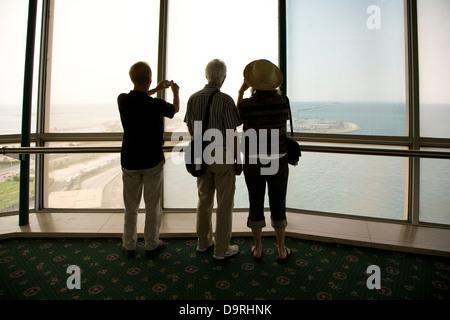 Piattaforma di osservazione in cima la Causeway King Fahd torre di osservazione, Manama, Bahrain Foto Stock