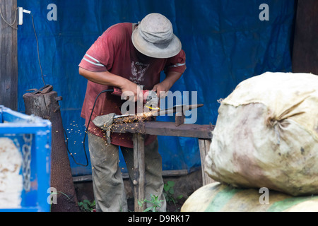 Operaio edile in Kampot, Cambogia Foto Stock