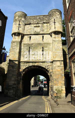 York le mura cittadine sono punteggiati da quattro principali corpi di guardia, o "bar", compresi Bootham Bar in cima alta Petergate Foto Stock