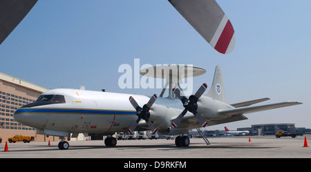 Un aereo statunitense Customs and Border Protection (CBP) P3 Orion è pronto per una missione sui cieli degli Stati Uniti. L'aeromobile è utilizzato per operazioni di sorveglianza, pattugliamento e applicazione nello spazio aereo nazionale, contribuendo agli sforzi per la sicurezza delle frontiere. Foto Stock