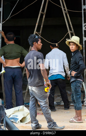 Operaio edile in Kampot, Cambogia Foto Stock