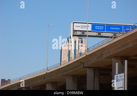 Approccio al Kingston Bridge a Glasgow, Scozia Foto Stock