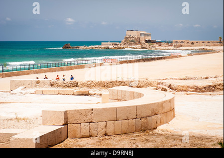 Israele città porto Cesarea Keysarya costruito il re Erode il Grande c 21BC dopo l'imperatore Cesare Augusto anfiteatro erodiano rovine Foto Stock