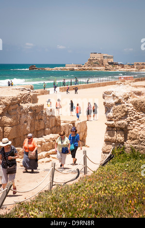 Israele città porto Cesarea Keysarya costruito il re Erode il Grande c 21BC dopo l'imperatore Cesare Augusto anfiteatro erodiano rovine Foto Stock