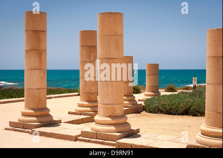 Israele città porto Cesarea Keysarya costruito il re Erode il Grande c 21BC dopo l'imperatore Cesare Augusto Palazzo resti di colonne Foto Stock