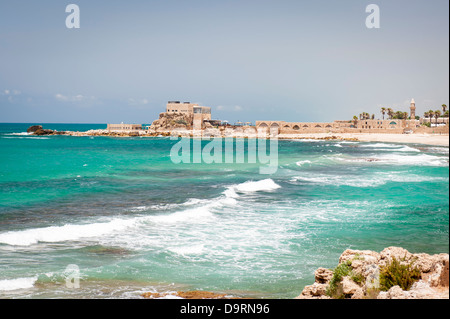 Israele città porto Cesarea Keysarya costruito il re Erode il Grande c 21BC dopo l'imperatore Cesare Augusto seascape alla parete del porto Foto Stock