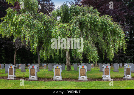 La prima guerra mondiale il cimitero militare Houthulst con tombe del belga prima guerra mondiale uno dei soldati, Fiandre Occidentali, Belgio Foto Stock