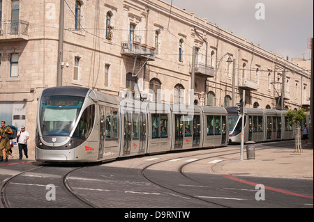 Israele Gerusalemme ultra moderno tram elettrico street car streetcar trolleycar carrello scena di strada treno turisti gente i mezzi di trasporto pubblico Foto Stock