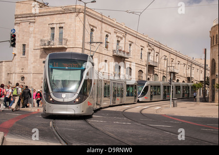 Israele Gerusalemme ultra moderno tram elettrico street car streetcar trolleycar carrello scena di strada treno turisti gente i mezzi di trasporto pubblico Foto Stock