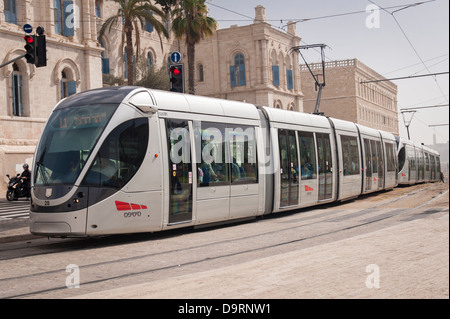 Israele Gerusalemme ultra moderno tram elettrico street car streetcar trolleycar carrello scena di strada treno turisti gente i mezzi di trasporto pubblico Foto Stock