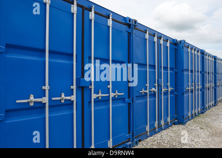 Fila di metallo blu i contenitori di spedizione Foto Stock