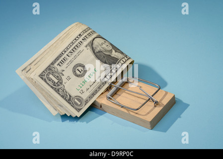 Le fatture del dollaro in un mousetrap Foto Stock