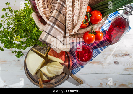 Cestino da picnic pieno di sani e prodotti freschi Foto Stock