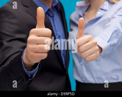 Il team di business showign pollice in alto Foto Stock