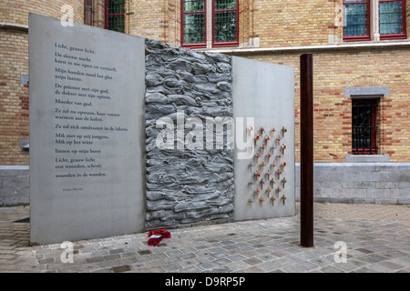 WW1 esecuzione pole e poesia di Erwin Mortier al cortile interno del Poperinge town hall, Fiandre Occidentali, Belgio Foto Stock