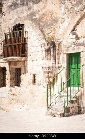 Israele Gerusalemme la città vecchia chiesa del Santo Sepolcro dettaglio del tetto passi alla porta verde con legno ringhiere in legno corrimano & Cross Foto Stock