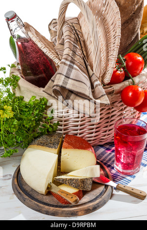 Cesto pieno di verdure fresche e formaggio Foto Stock