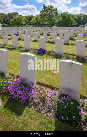 Dozinghem cimitero militare per la prima guerra mondiale uno soldati britannici a Westvleteren, Fiandre Occidentali, Belgio Foto Stock