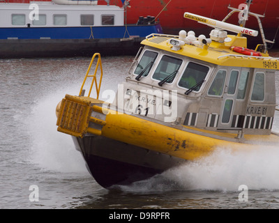 Fast crewtender barca per trasportare il suo equipaggio a e dal vettore di grandi navi nel porto di Rotterdam, Paesi Bassi Foto Stock