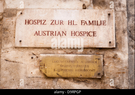 Israele Gerusalemme vecchia città araba musulmana trimestre Via Dolorosa segno per l'austriaco ospizio per i pellegrini cristiani costruito 1869 Austrian iscrizioni latine Foto Stock