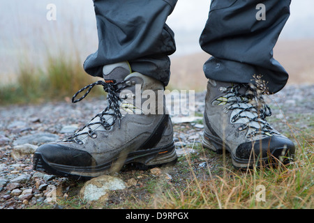 La modellazione di abbigliamento outdoor, Blea Tarn, Cumbria, England, Regno Unito Foto Stock