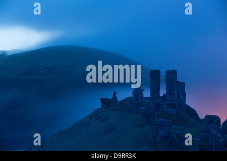 Corfe Castle nella nebbia all'alba, Dorset, England, Regno Unito Foto Stock