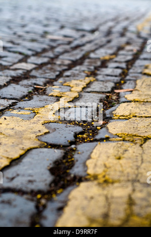 Close-up di una strada e doppie linee di colore giallo a Manchester in Inghilterra, Regno Unito Foto Stock