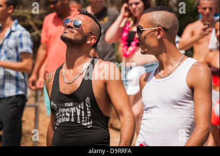 Israele , Tel Aviv , Gay Pride parata del giorno celebrazioni 2 due ragazzi giovani uomini con teste rasate mohicano capelli stile & occhiali da sole Foto Stock