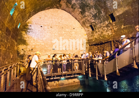 Israele città vecchia Gerusalemme turisti piattaforma di osservazione antica cisterna di acqua del tunnel sotto il Western il Muro del Pianto Ha Kotel Erodiano a livello di strada Foto Stock