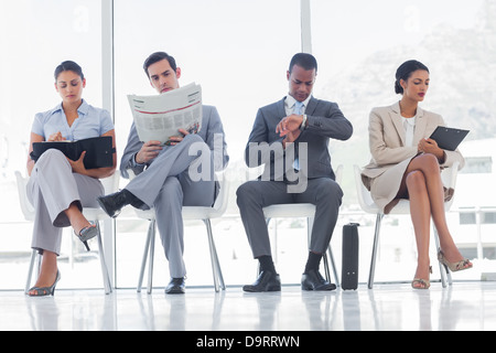 Sala di attesa con la gente di affari Foto Stock