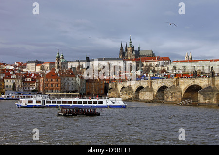 ST. NICHOLAS CHIESA Castle & ST. La CATTEDRALE DI SAN VITO E PRAGA E LA REPUBBLICA CECA AL 31 DICEMBRE 2012 Foto Stock