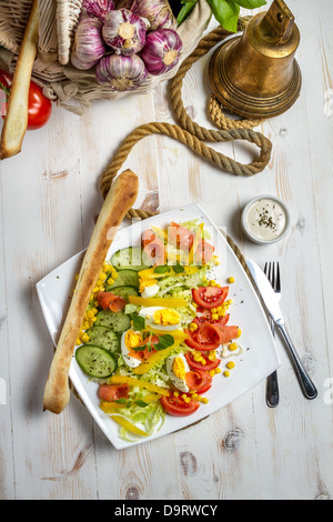 Una sana insalata con salmone e verdure Foto Stock