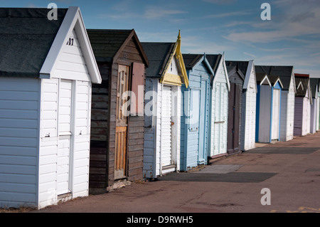 Lungomare viste che mostrano le cabine mare , sabbia, mare e cielo blu Foto Stock