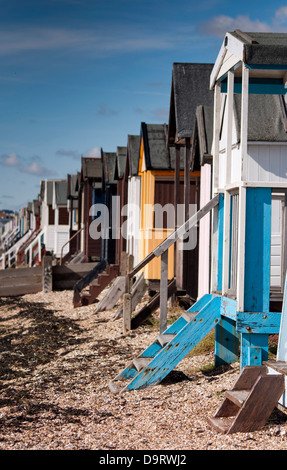 Lungomare viste che mostrano le cabine mare , sabbia, mare e cielo blu Foto Stock