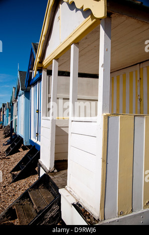 Lungomare viste che mostrano le cabine mare , sabbia, mare e cielo blu Foto Stock